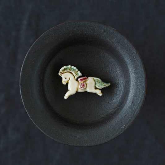 White wooden horse |  Minami Nonomura