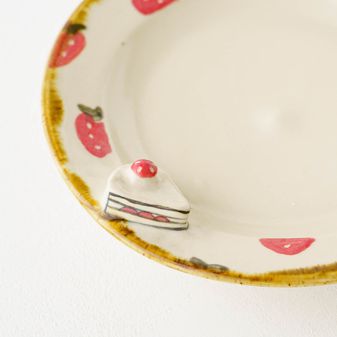 Strawberry round plate｜Kei Kajita