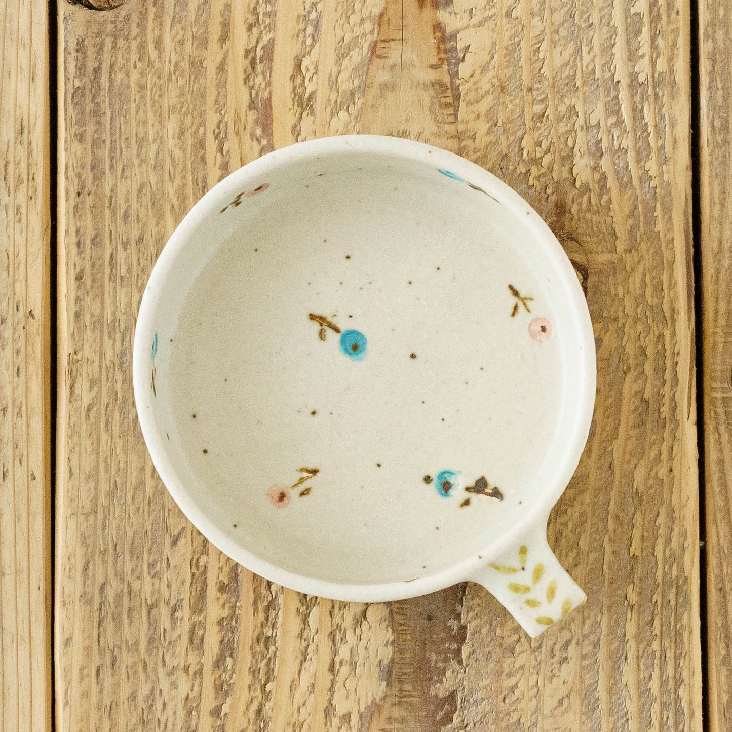 Dip Dish　中　お花　オフホワイト（ピンク x ライトブルー）｜原田晴子