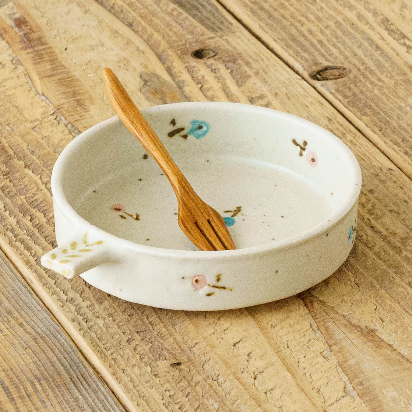 Dip Dish　中　お花　オフホワイト（ピンク x ライトブルー）｜原田晴子