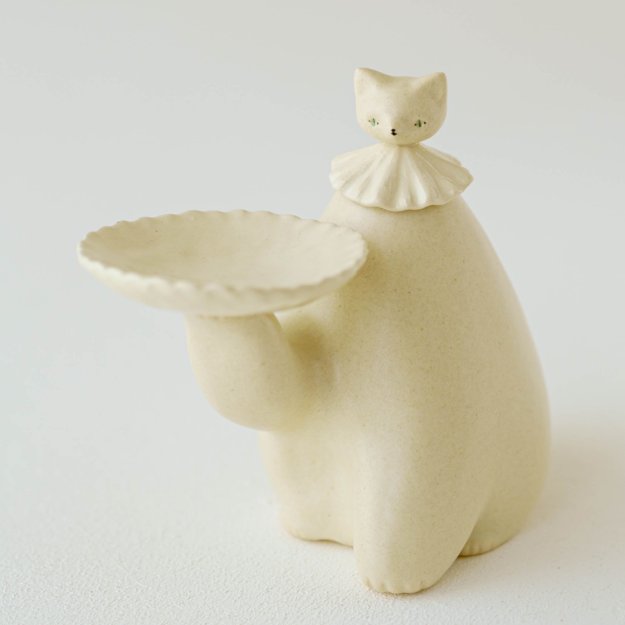 陶芸作家 もりはるか お皿を持つねこ｜鎌倉山 作家もののうつわ通販