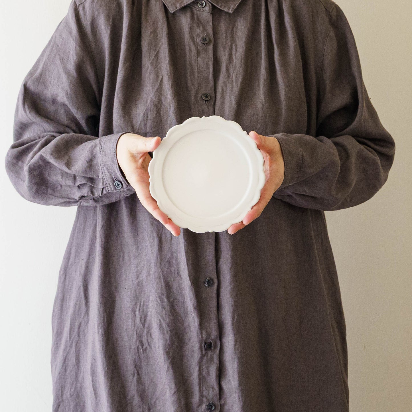 レリーフソーサー φ13.5　白｜藤村佳澄