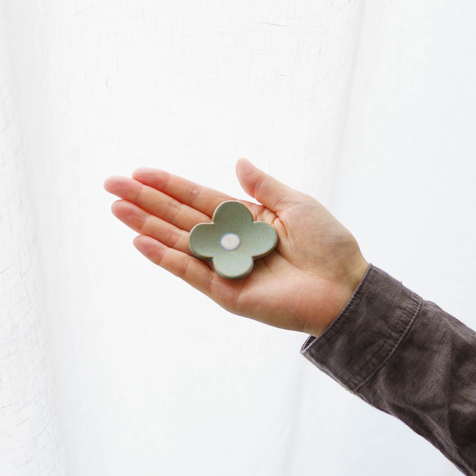 陶芸作家 辻本路 花箸置き 水色｜和食器通販 四季折折 – 四季折折