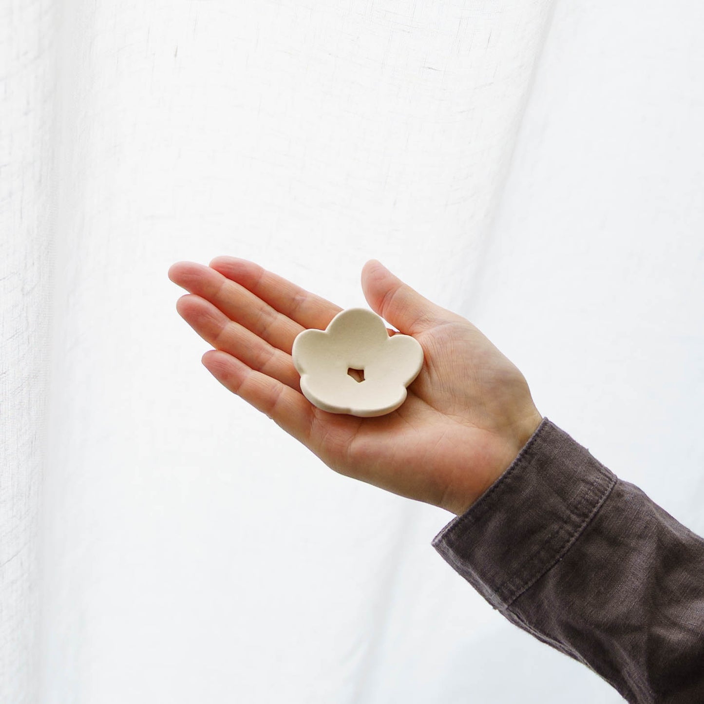 花箸置き　芙蓉　ホワイト｜辻本路