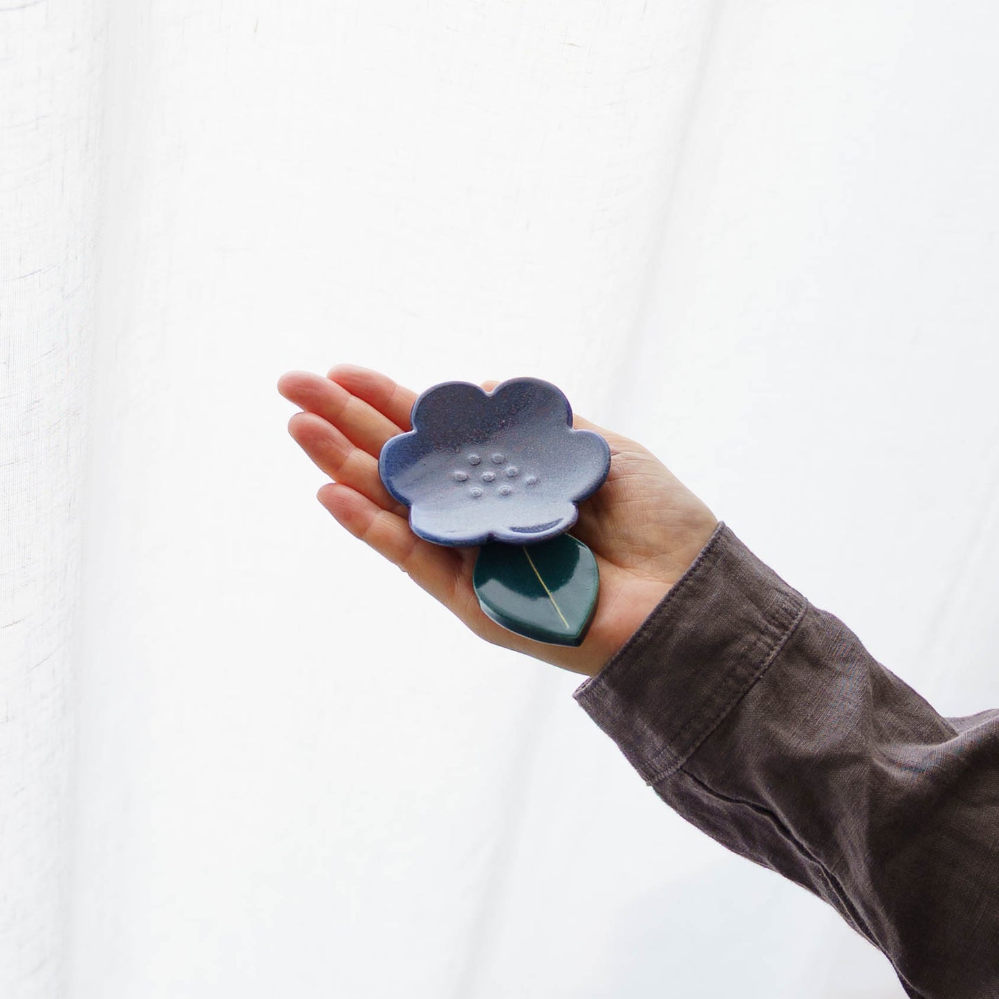 花小皿　ブルー　葉っぱ1枚｜辻本路