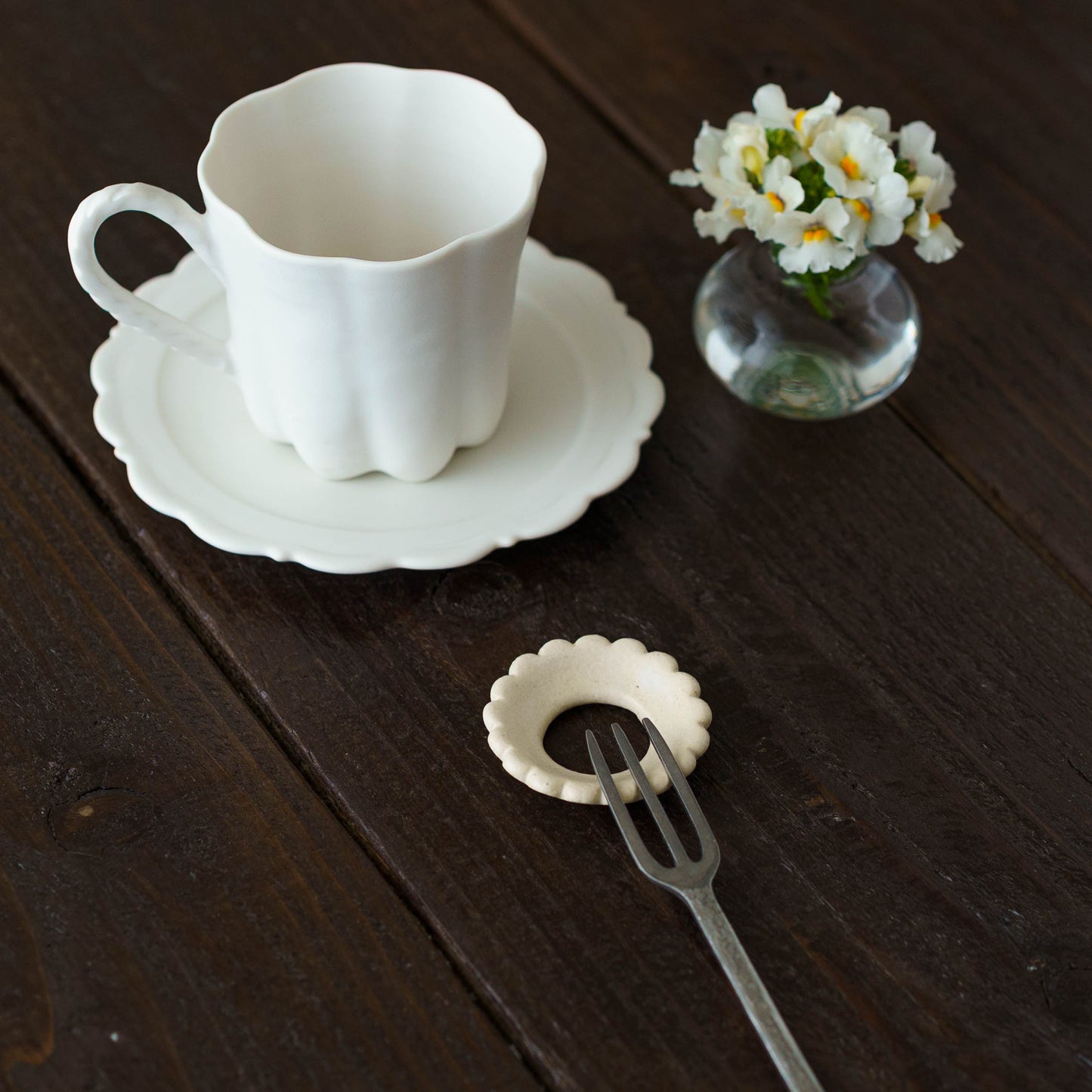 花箸置き　花輪　ホワイト｜辻本路