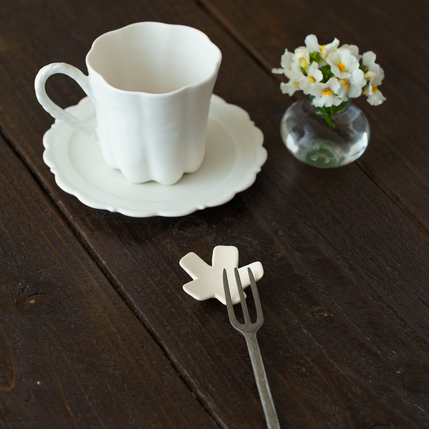 Flower chopstick rest Tulip white｜Michi Tsujimoto