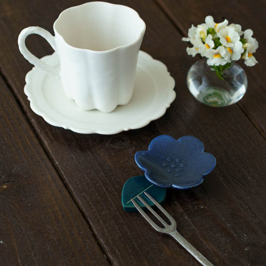 Flower chopstick rest Tulip white｜Michi Tsujimoto