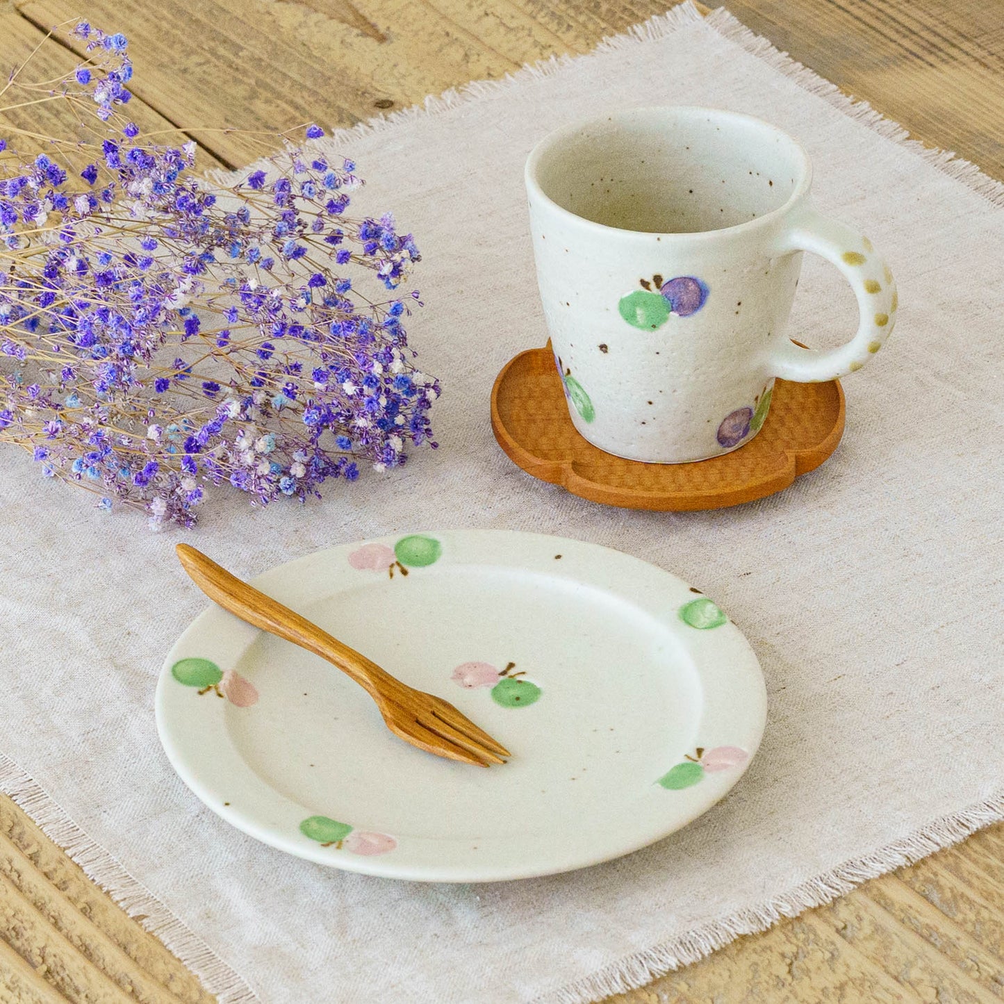 マグカップ　ちょうちょ　オフホワイト （グリーン x パープル）｜原田晴子