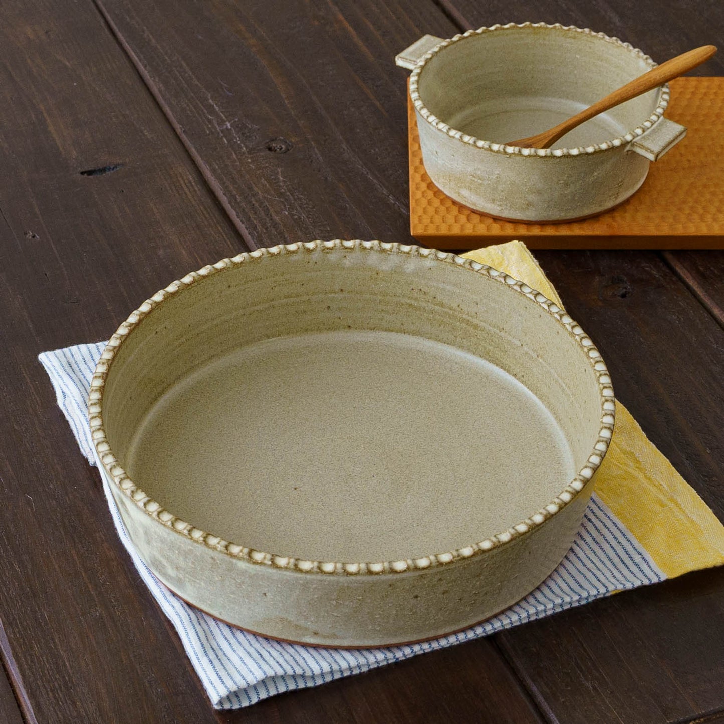 Heat-resistant large bowl with rim, white and green｜Oka Hiromi