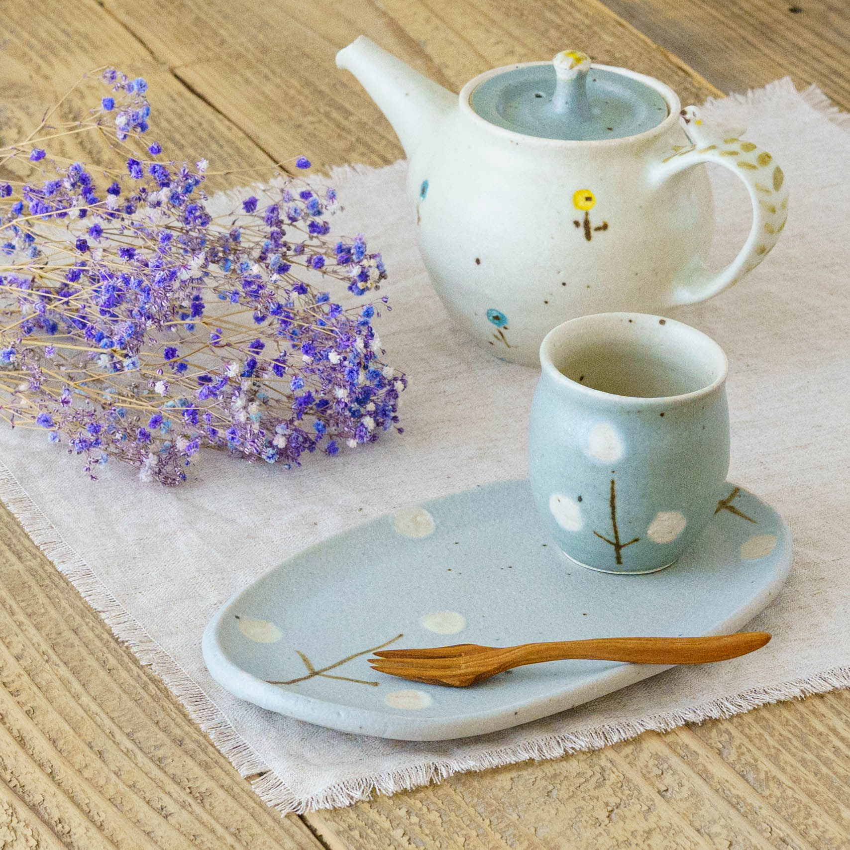 陶芸作家 原田晴子 楕円板皿 お花 ライトブルー｜作家もの和食器通販