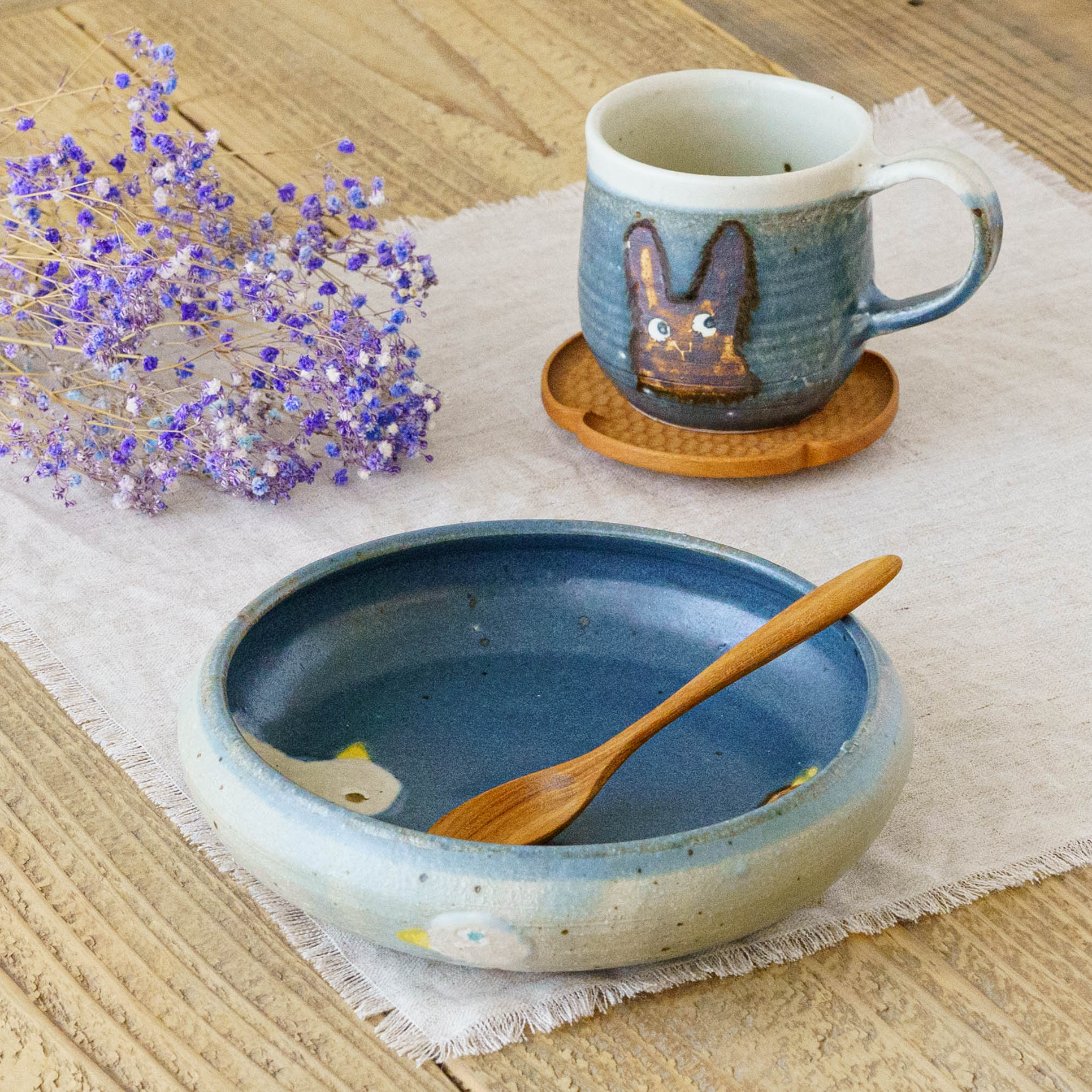 陶芸作家 原田晴子 マグ うさぎ ネイビー｜作家もの和食器通販 四季折