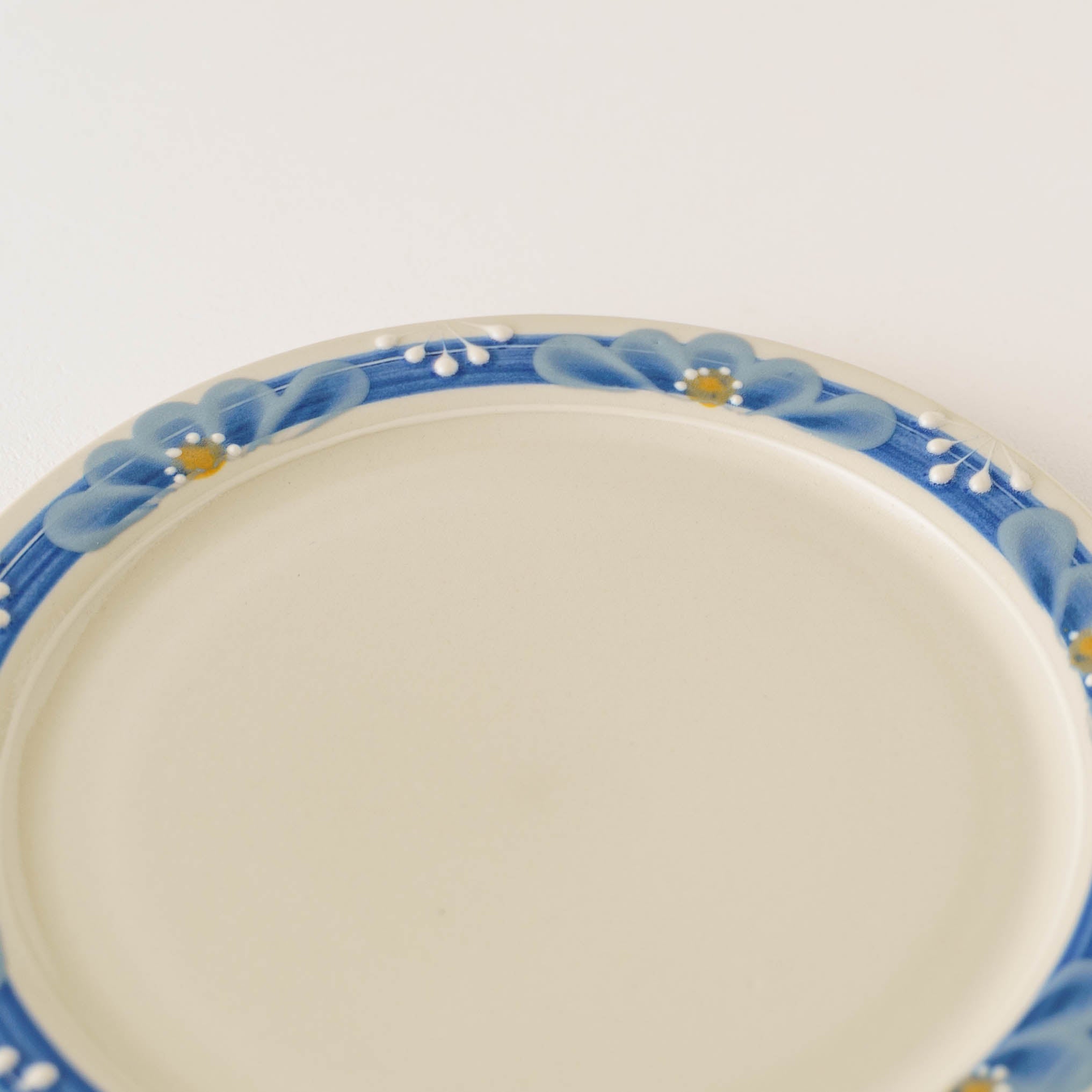 陶芸作家 アダチノポタリ 指描更紗 藍 23cmプレート｜和食器通販 四季