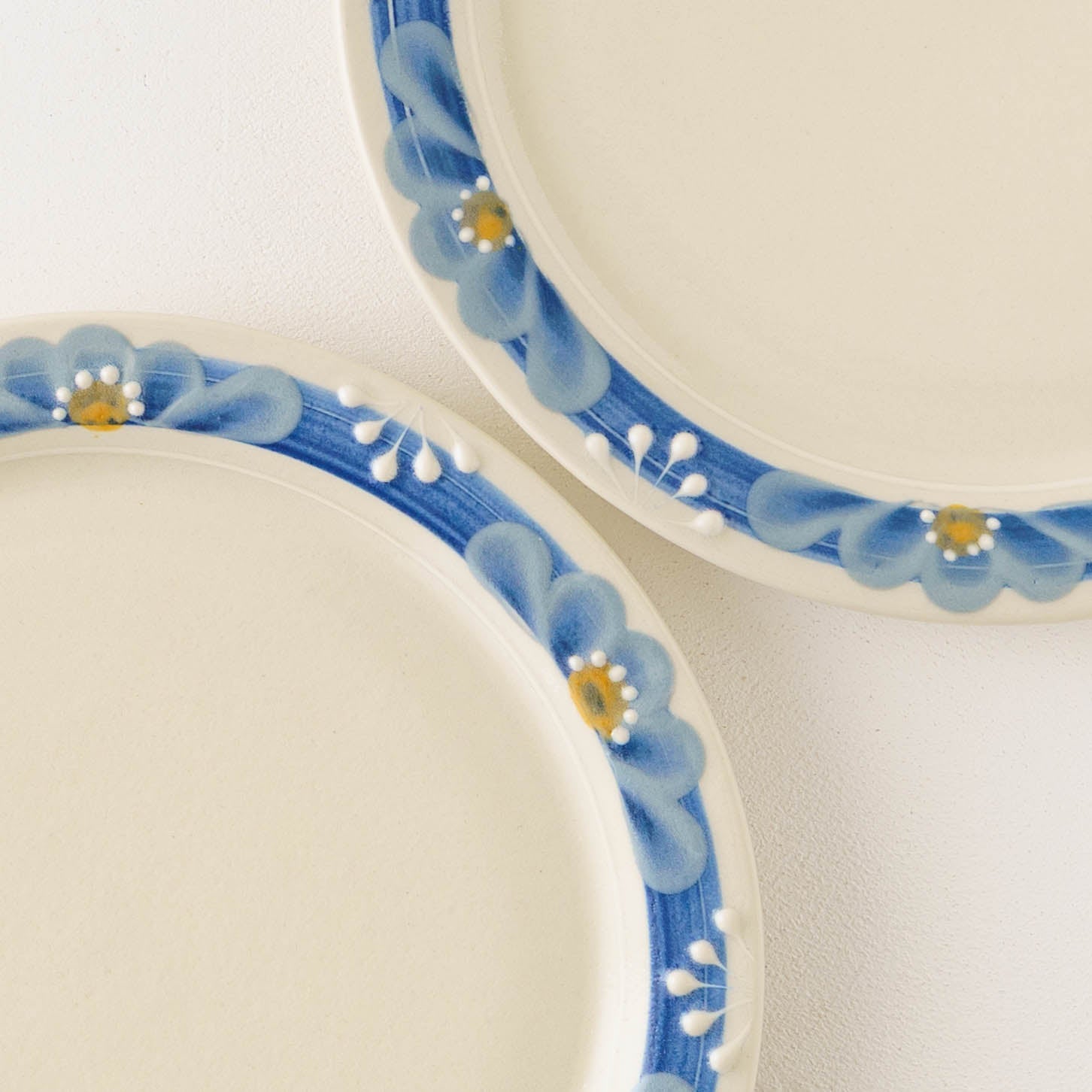 陶芸作家 アダチノポタリ 指描更紗 藍 23cmプレート｜和食器通販 四季