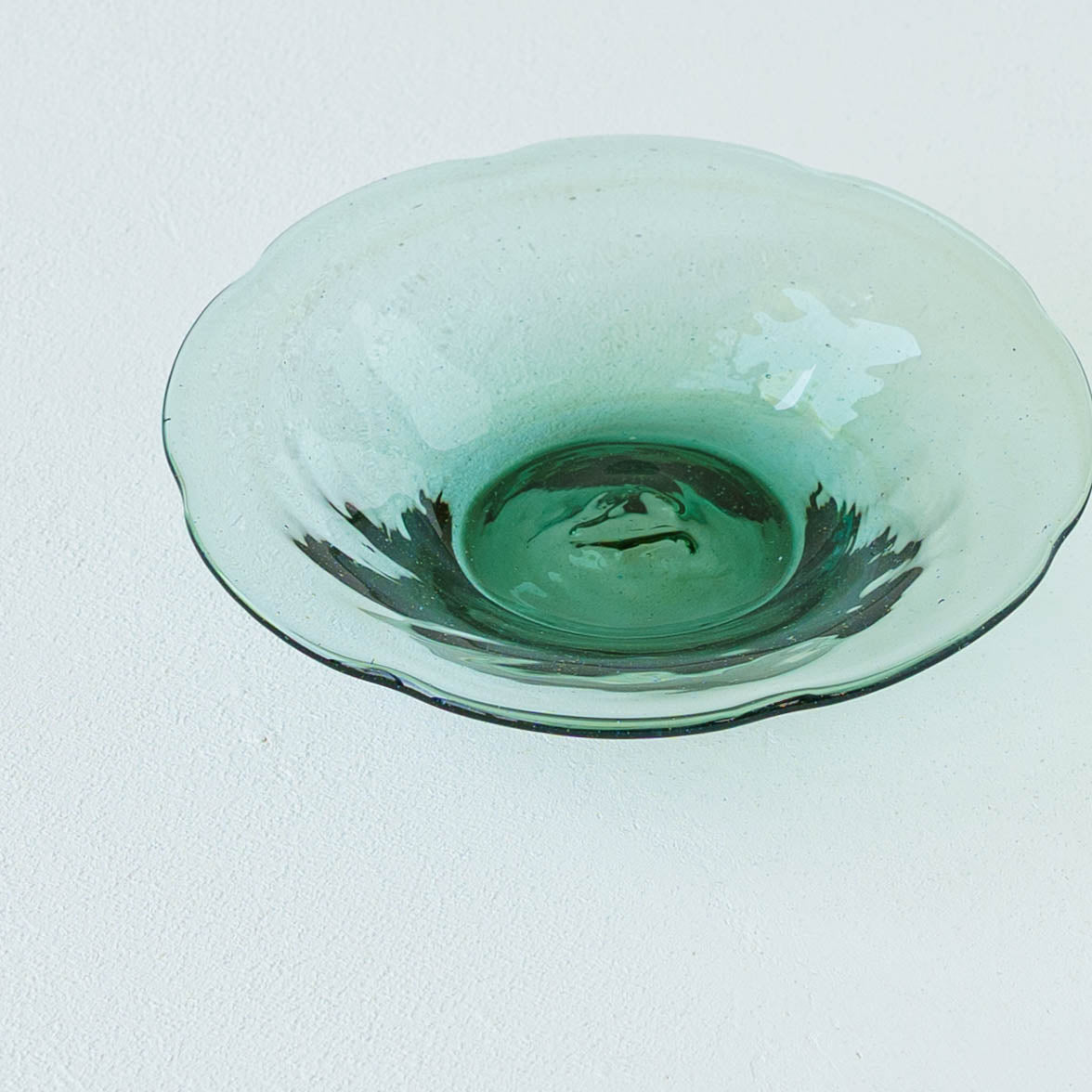 花びら型ガラス皿 たぐちんビルデザイン ガラス作家 ニジノハ 平岩愛子 花形小皿 浅葱｜鎌倉山 窯元、作家