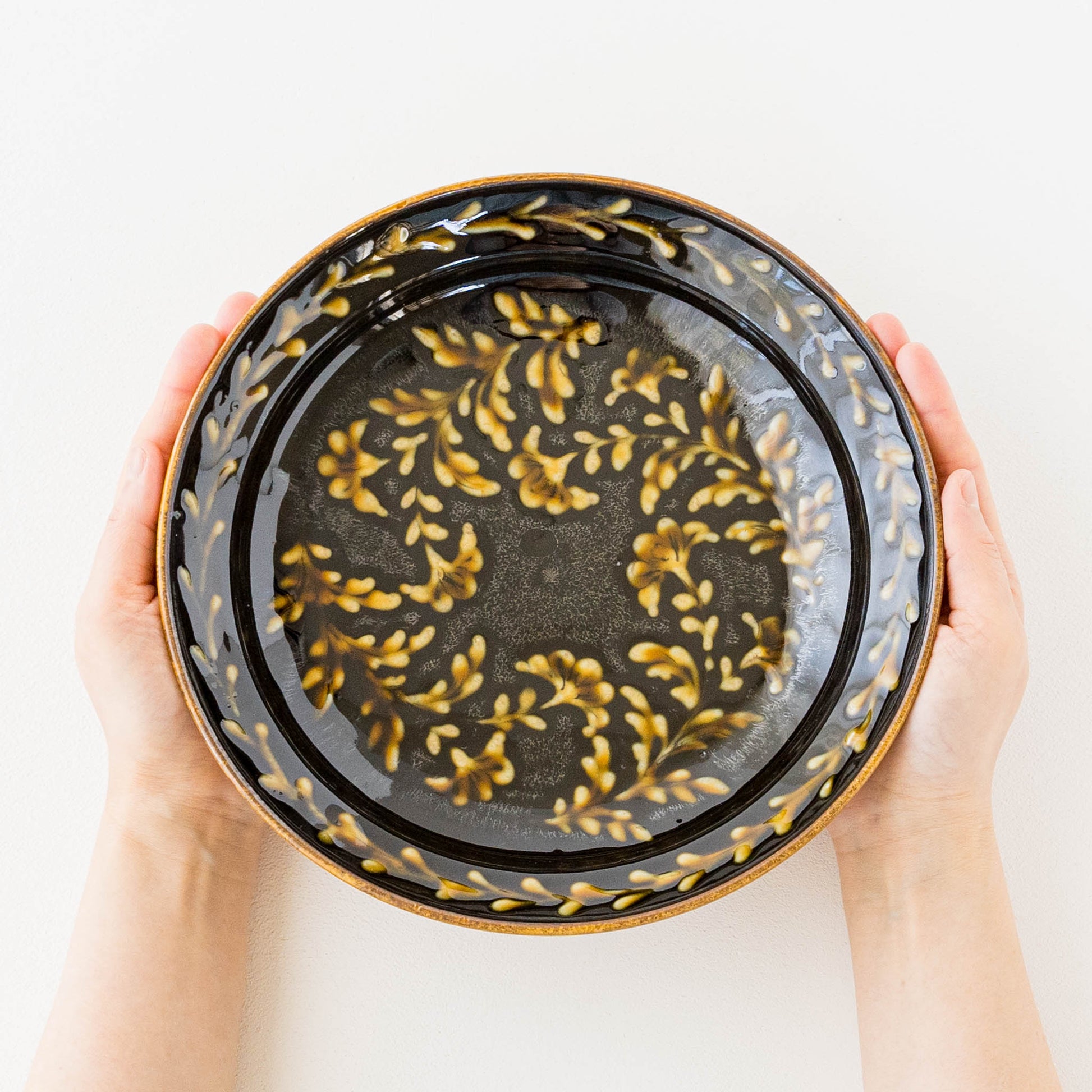 荒井彩乃さんのスリップウェアのリム大皿
