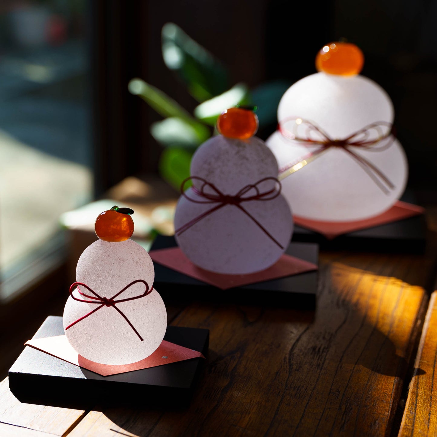 Glass kagami mochi small (with black stand)｜Gokurakuji glass studio