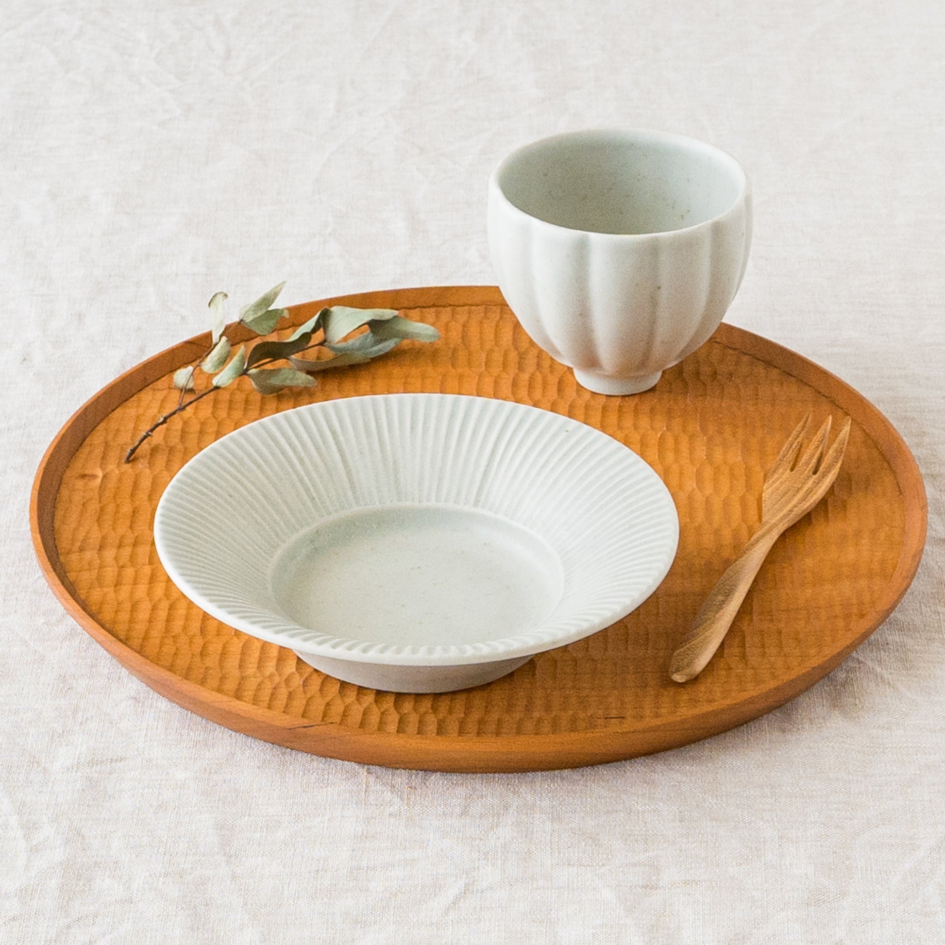 若菜綾子さんのリム鎬浅鉢と彫りフリーカップ白