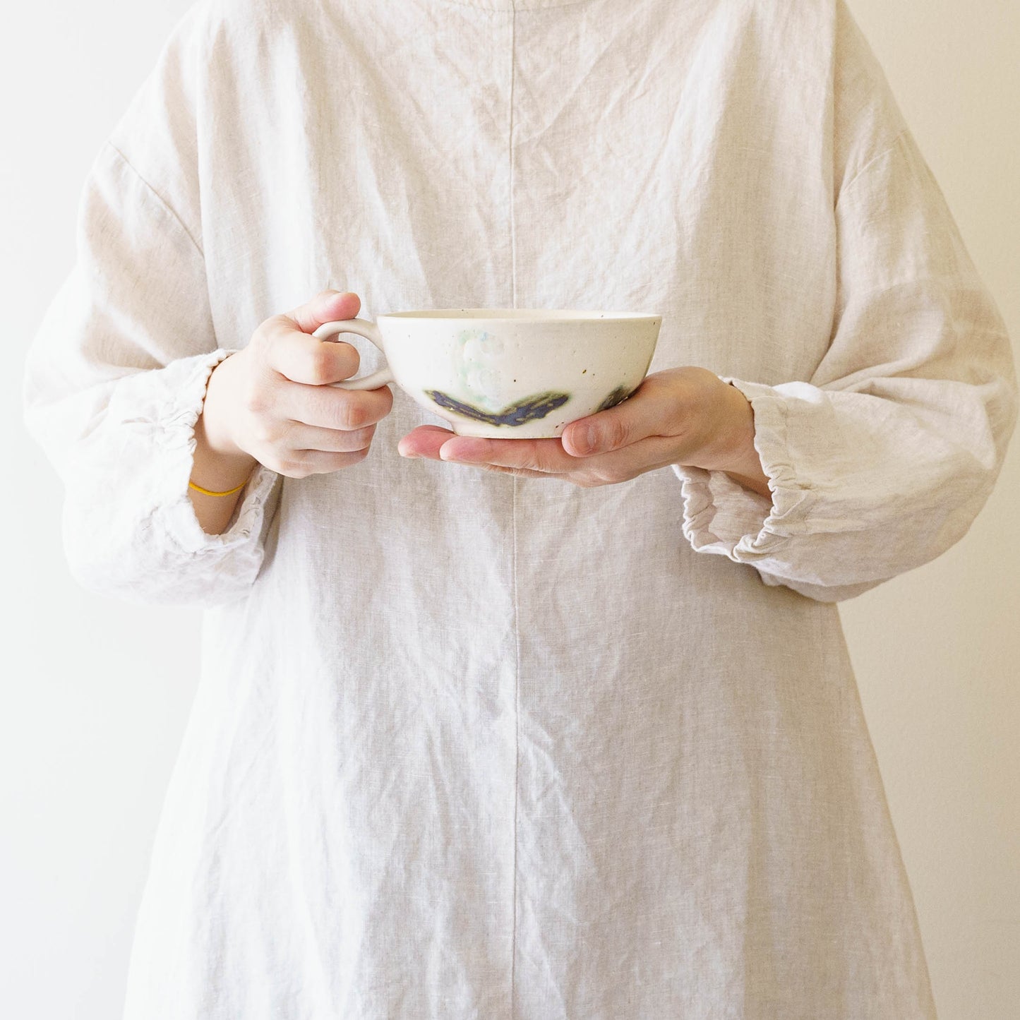 Flower soup mug white B | Yukiko Nagahama (Yabukarabou)