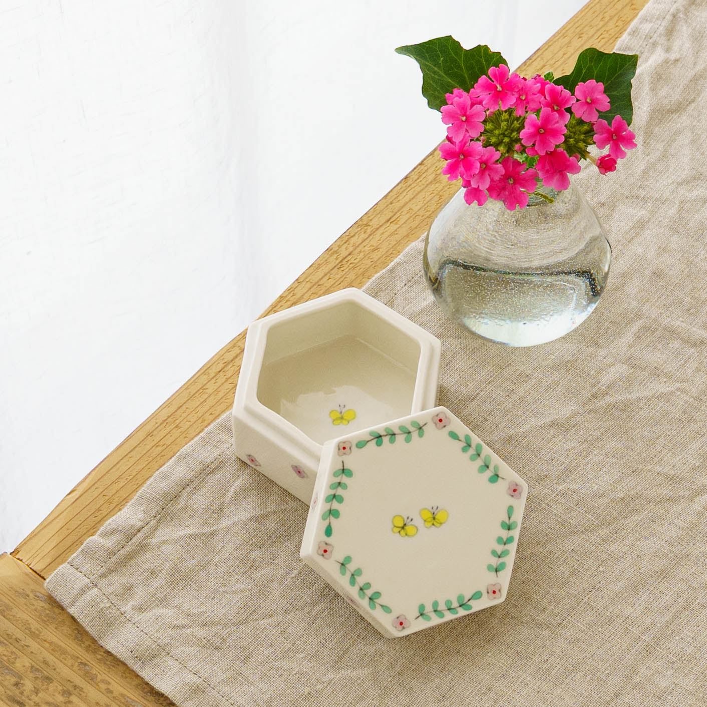 絵付ふたもの　六角　ちょうちょ｜井川絢子