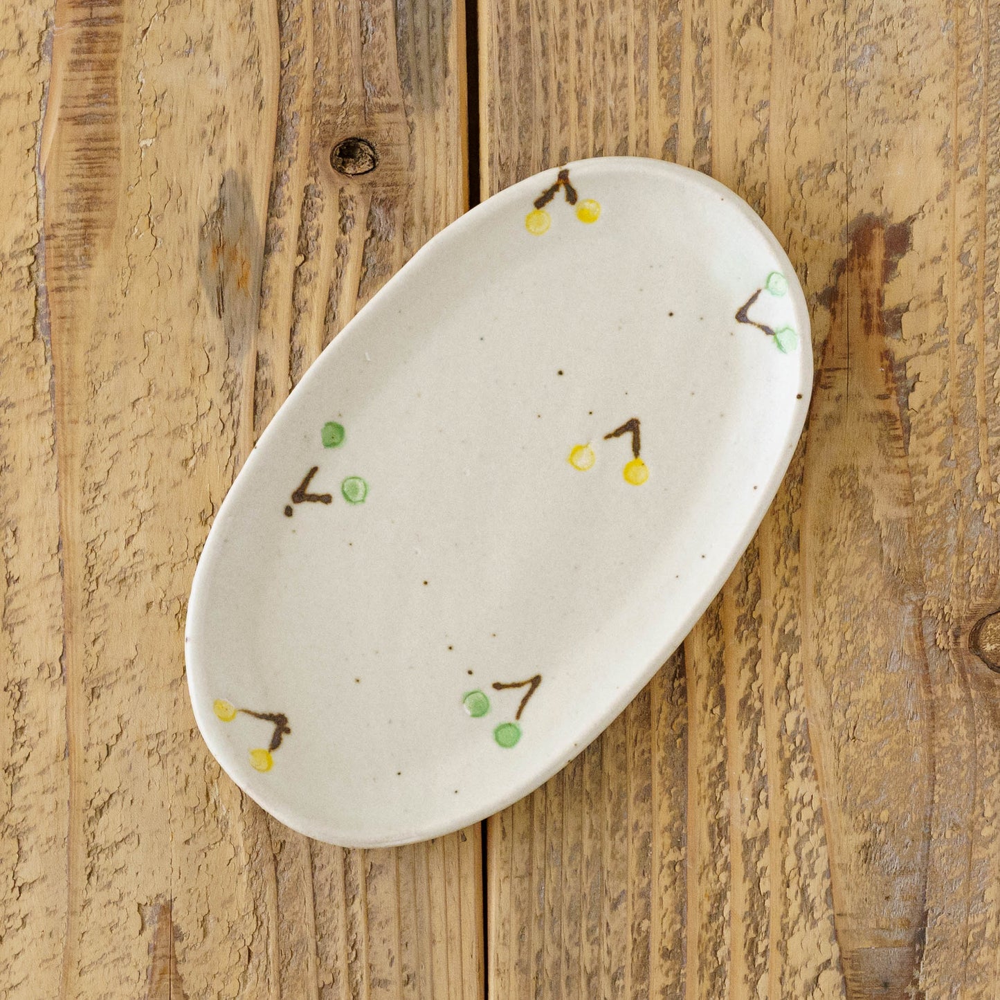 楕円板皿　さくらんぼ　オフホワイト｜原田晴子