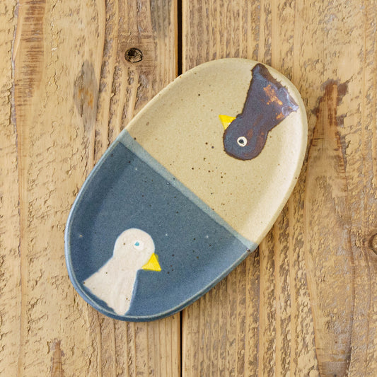 Oval plate bird light brown x navy | Harada Haruko
