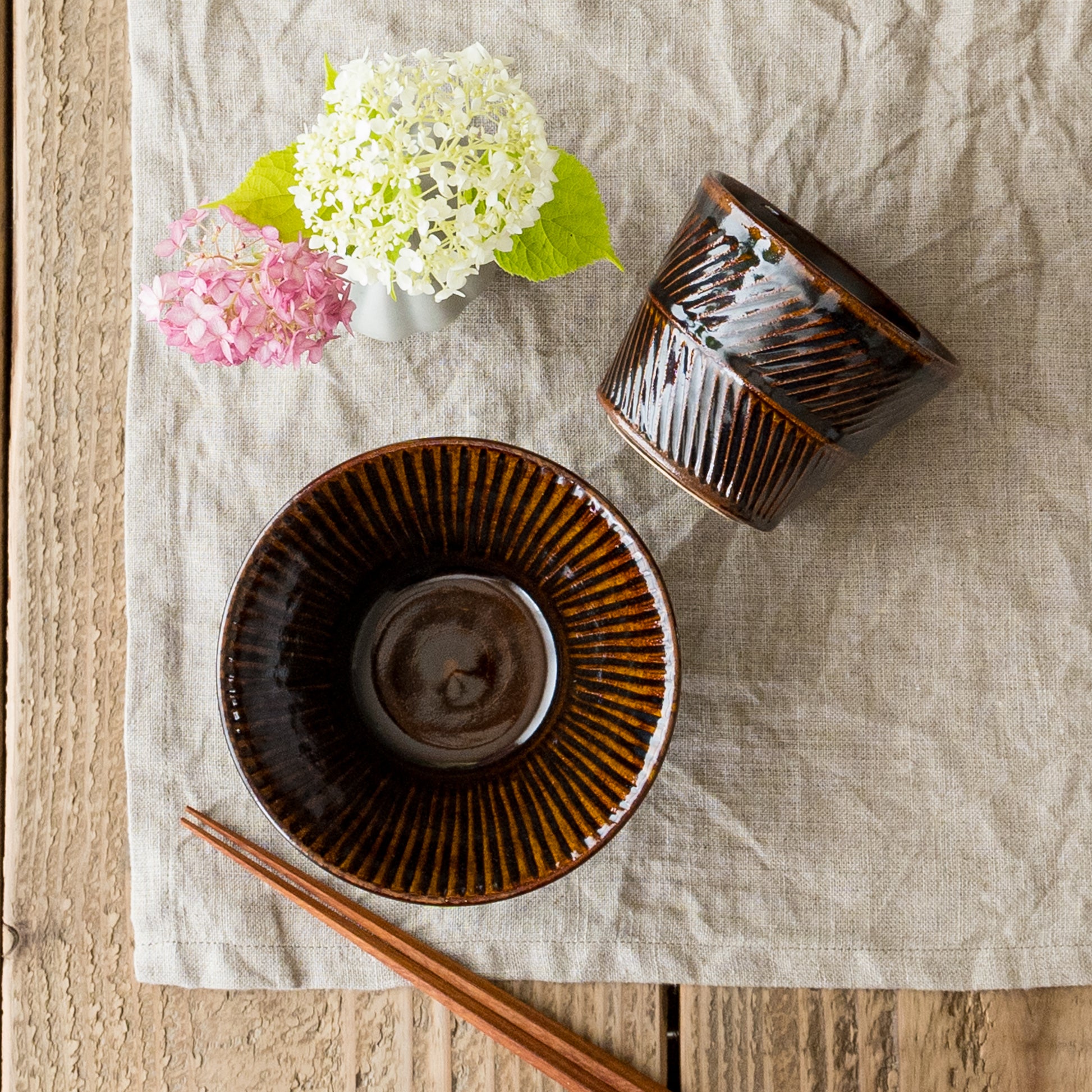 若菜綾子さんの細鎬深鉢と矢羽根彫りフリーカップ飴