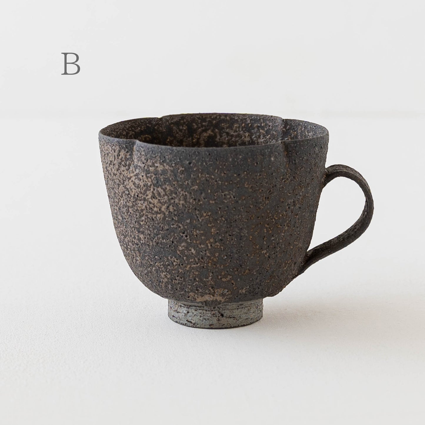 Flower mug Iron glaze | Sakiko Tomibe 