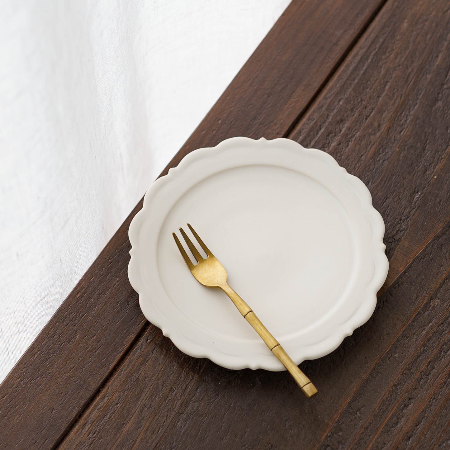 レリーフソーサー φ13.5　白｜藤村佳澄