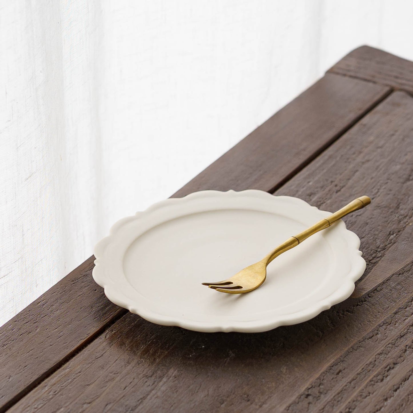 レリーフソーサー φ13.5　白｜藤村佳澄