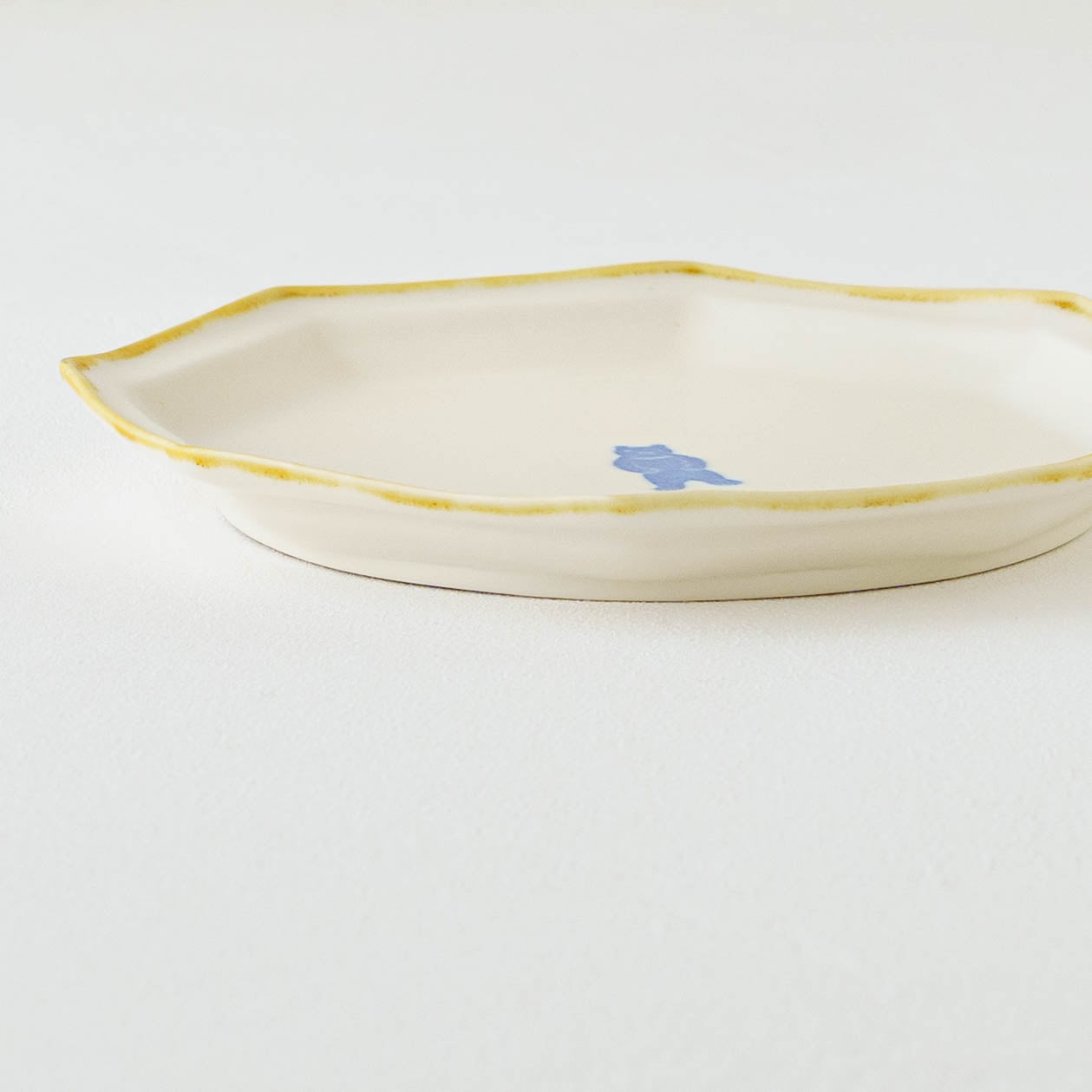 Large octagonal plate, bear design | Toshiyuki Haramura