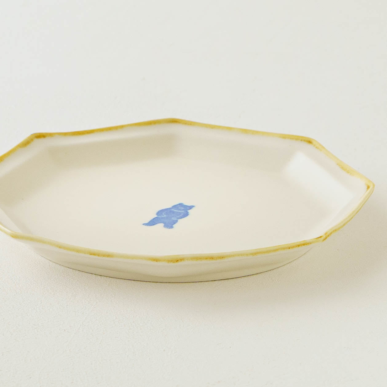 Large octagonal plate, bear design | Toshiyuki Haramura
