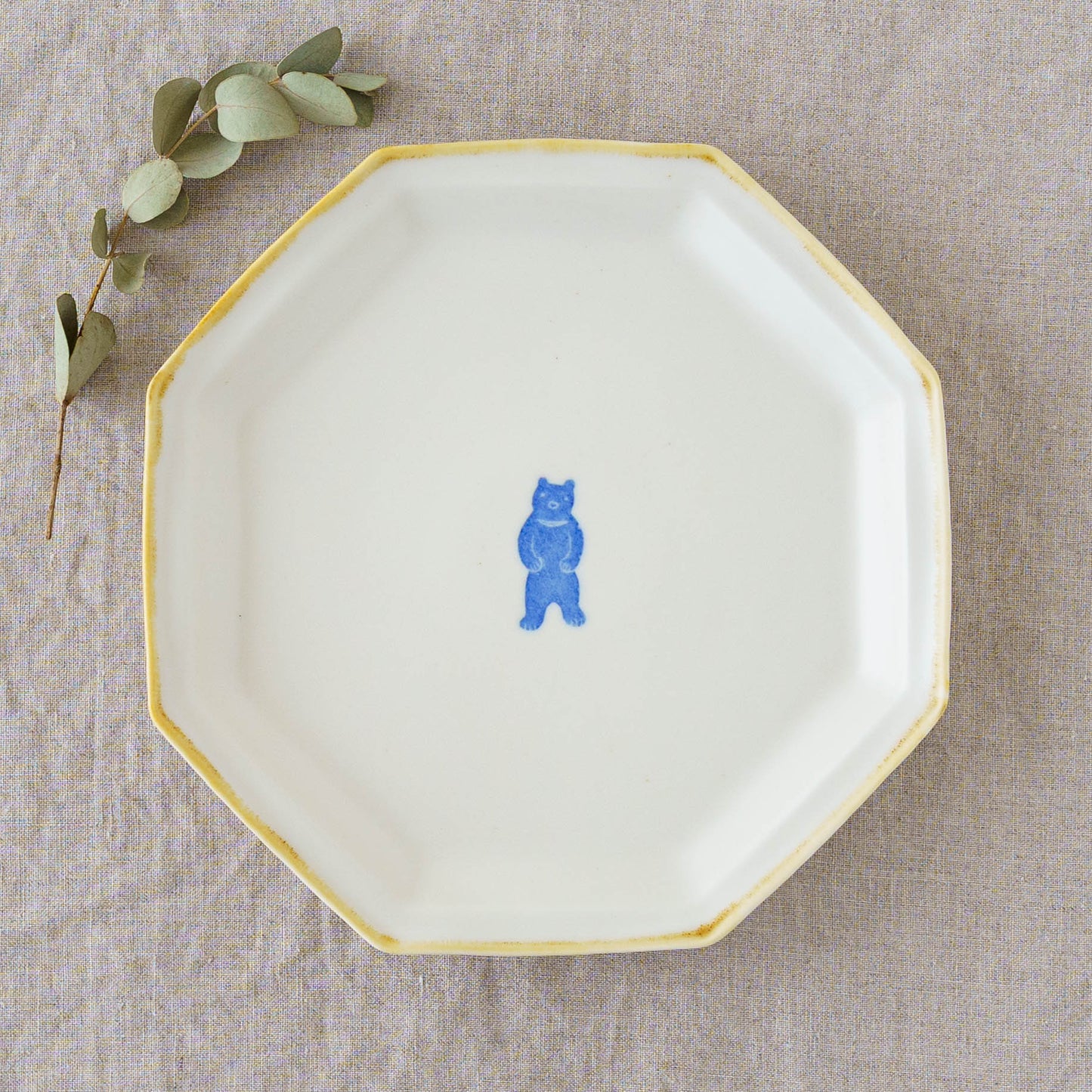 Large octagonal plate, bear design | Toshiyuki Haramura