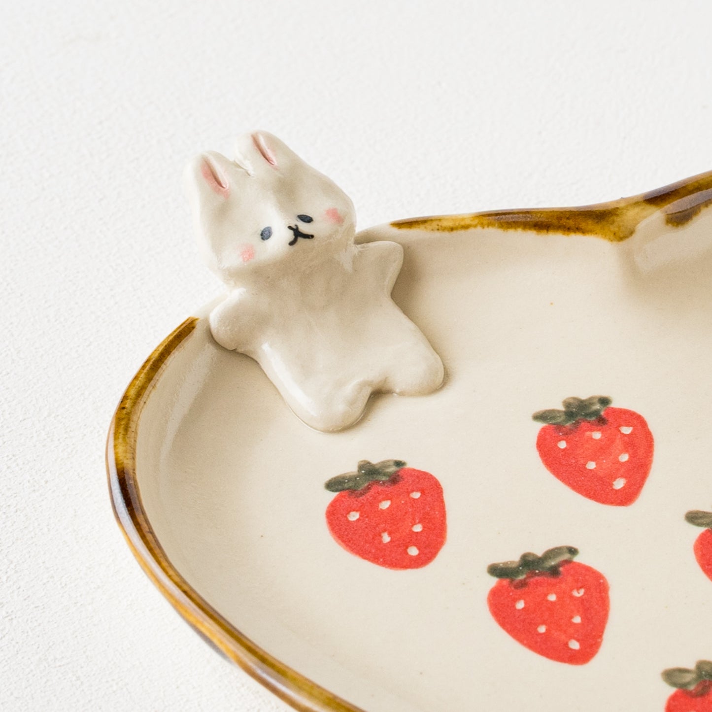 Rabbit x Strawberry Heart Plate｜Kei Kajita
