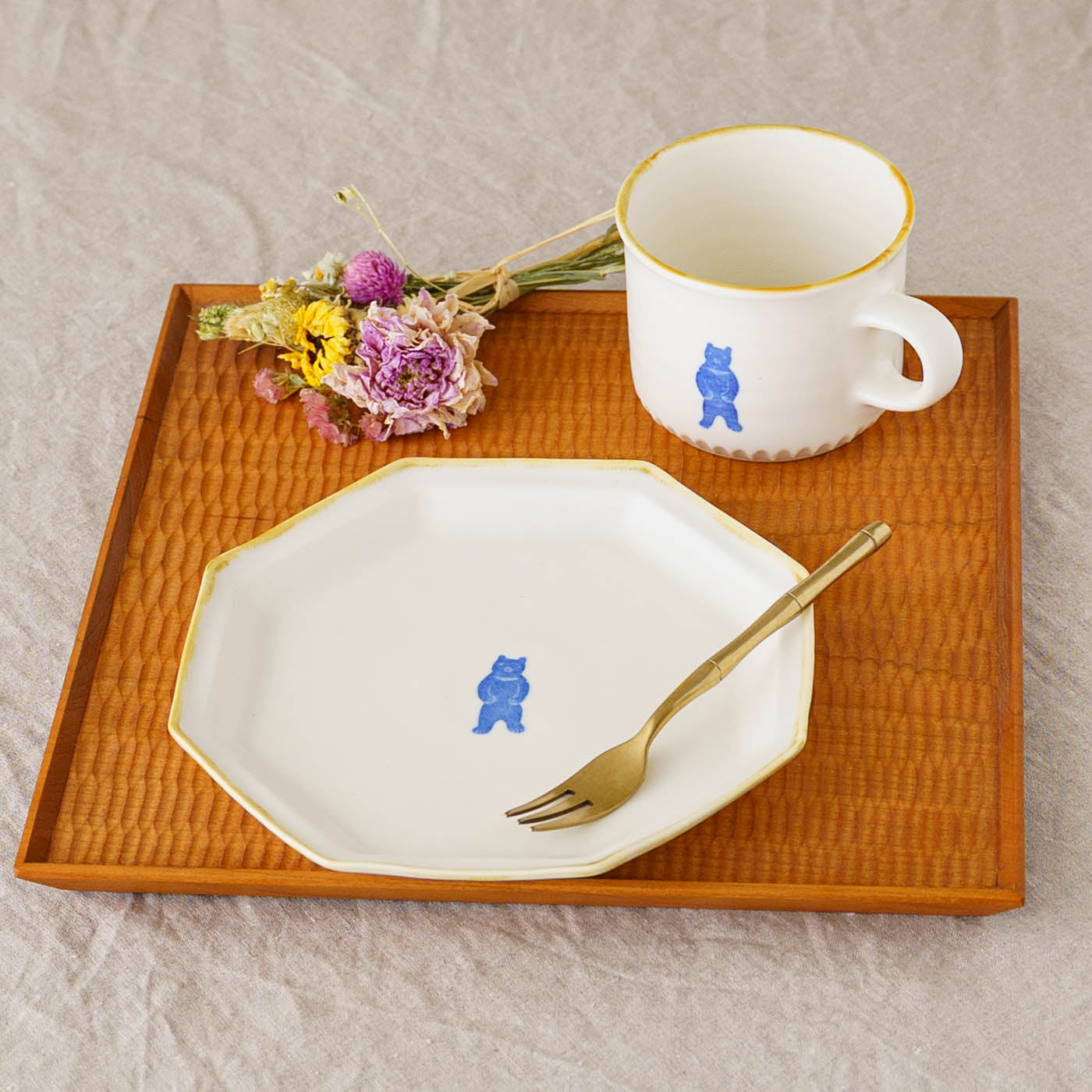 Large octagonal plate, bear design | Toshiyuki Haramura