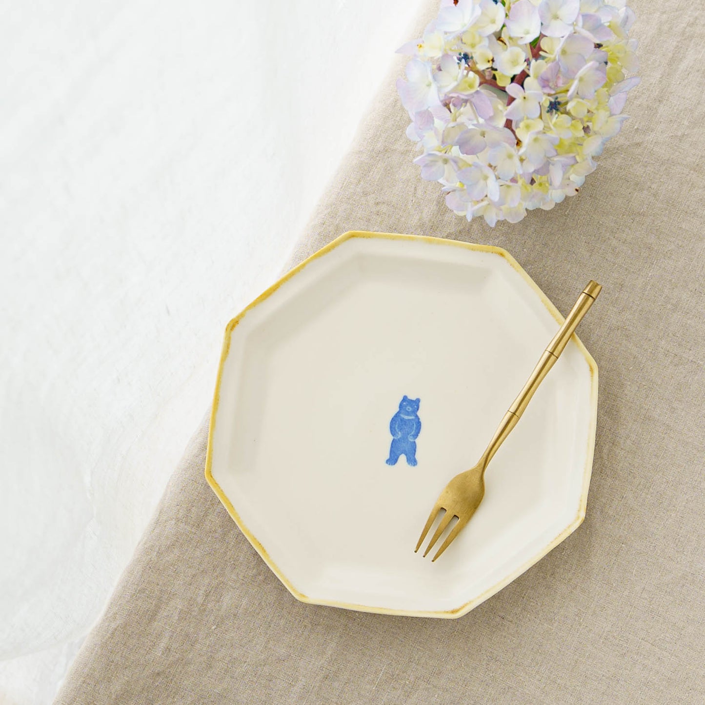 Large octagonal plate, bear design | Toshiyuki Haramura