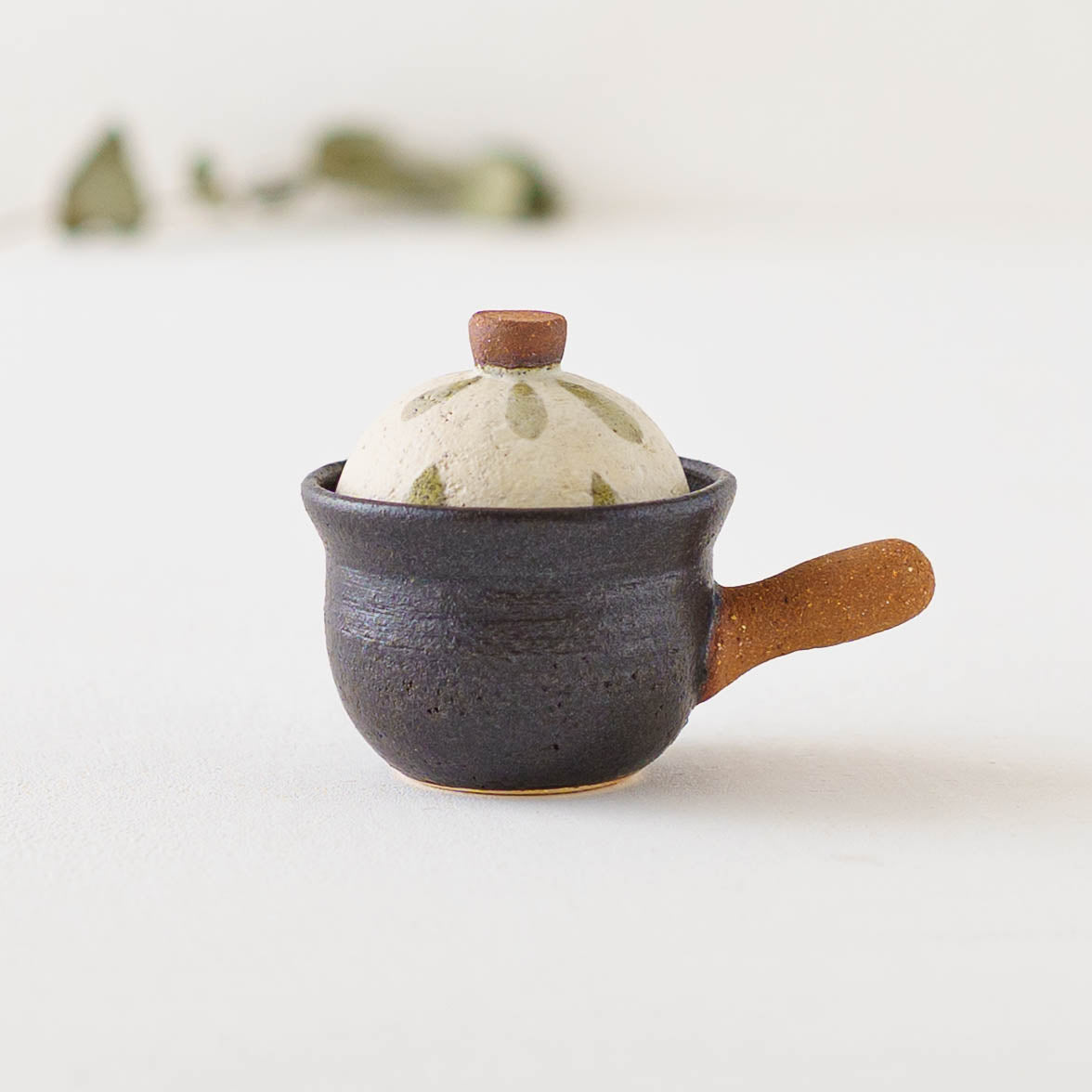 土鍋箸置き　しずく模様　白 x モスグリーン x 錆色｜池本直子