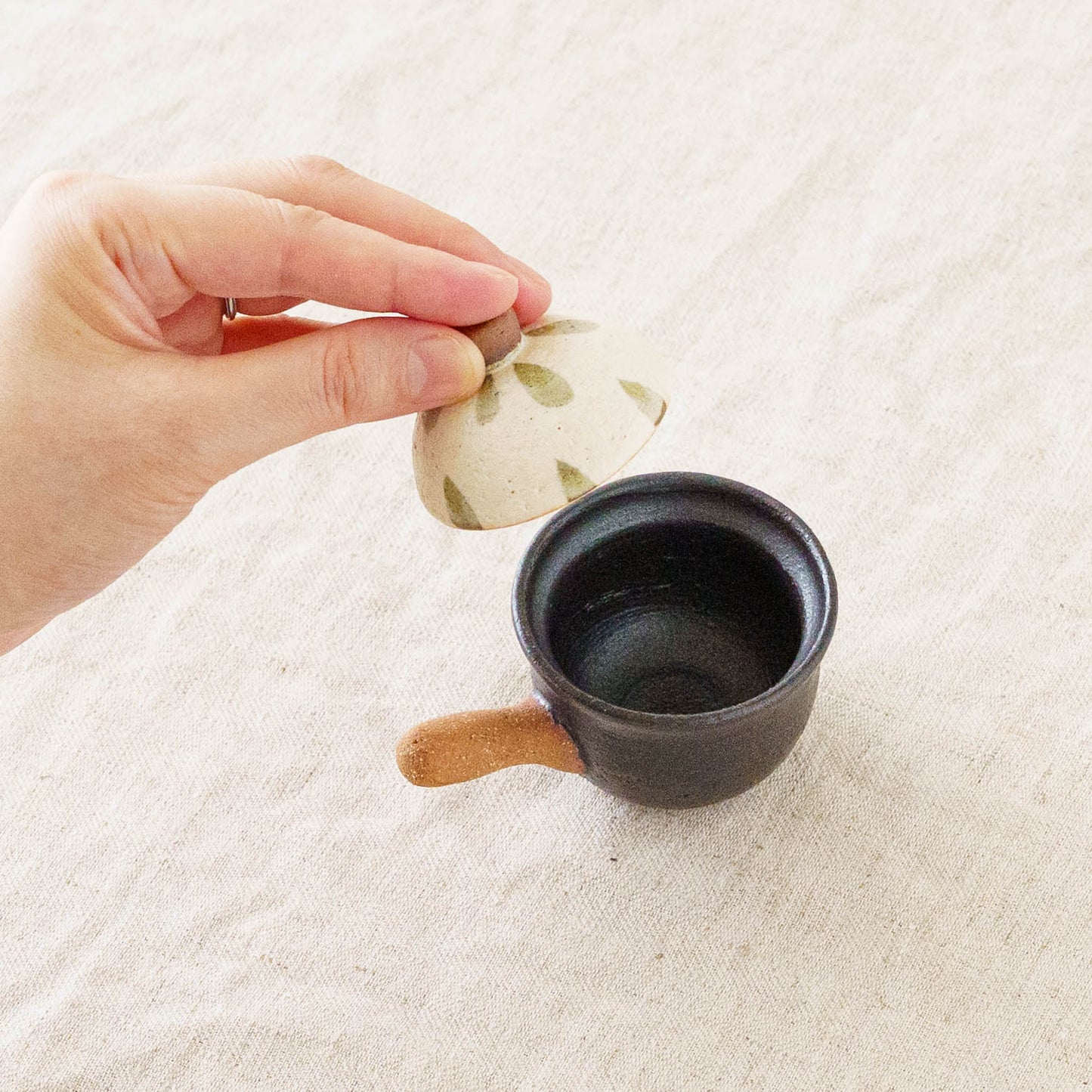 土鍋箸置き　しずく模様　白 x モスグリーン x 錆色｜池本直子