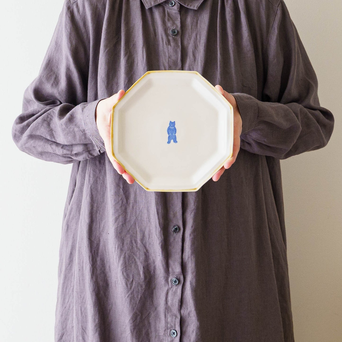 Large octagonal plate, bear design | Toshiyuki Haramura