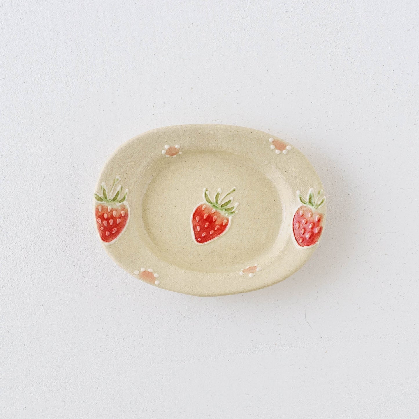 リムあり　オーバル豆皿　苺ドット｜中村佳菜子