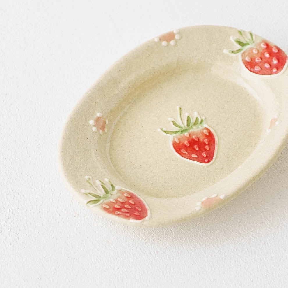 リムあり　オーバル豆皿　苺ドット｜中村佳菜子