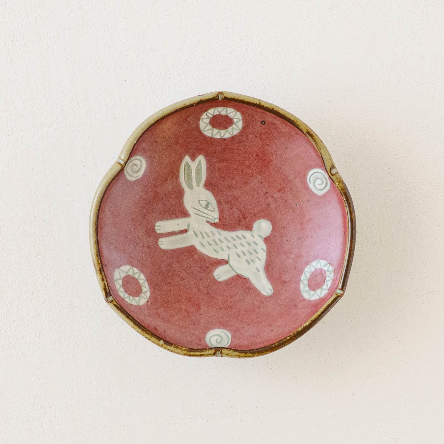 4寸玉縁輪花皿　うさぎ｜皐月窯