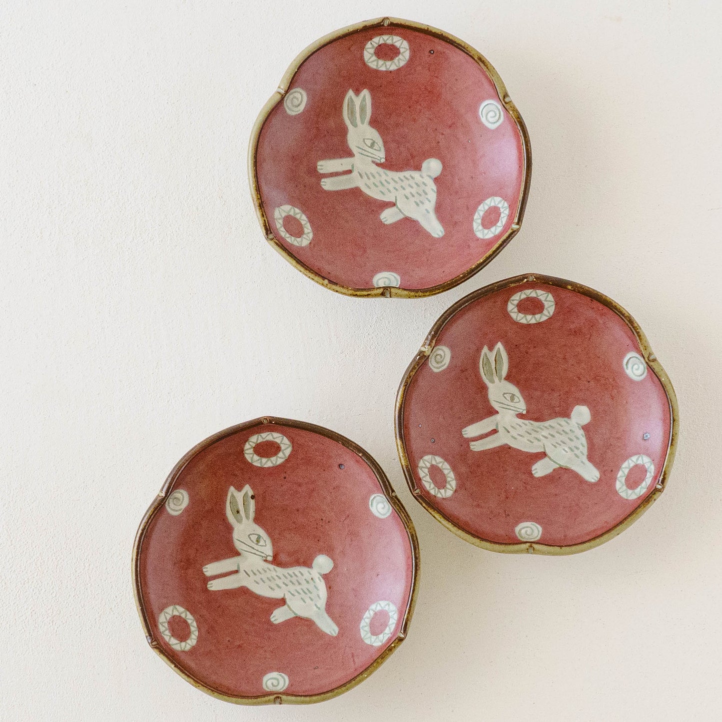 4寸玉縁輪花皿　うさぎ｜皐月窯