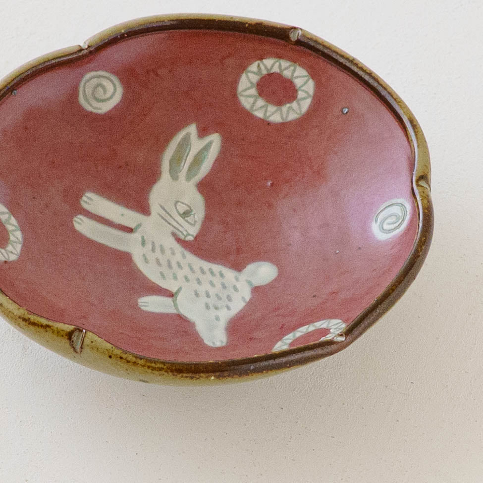 4寸玉縁輪花皿　うさぎ｜皐月窯