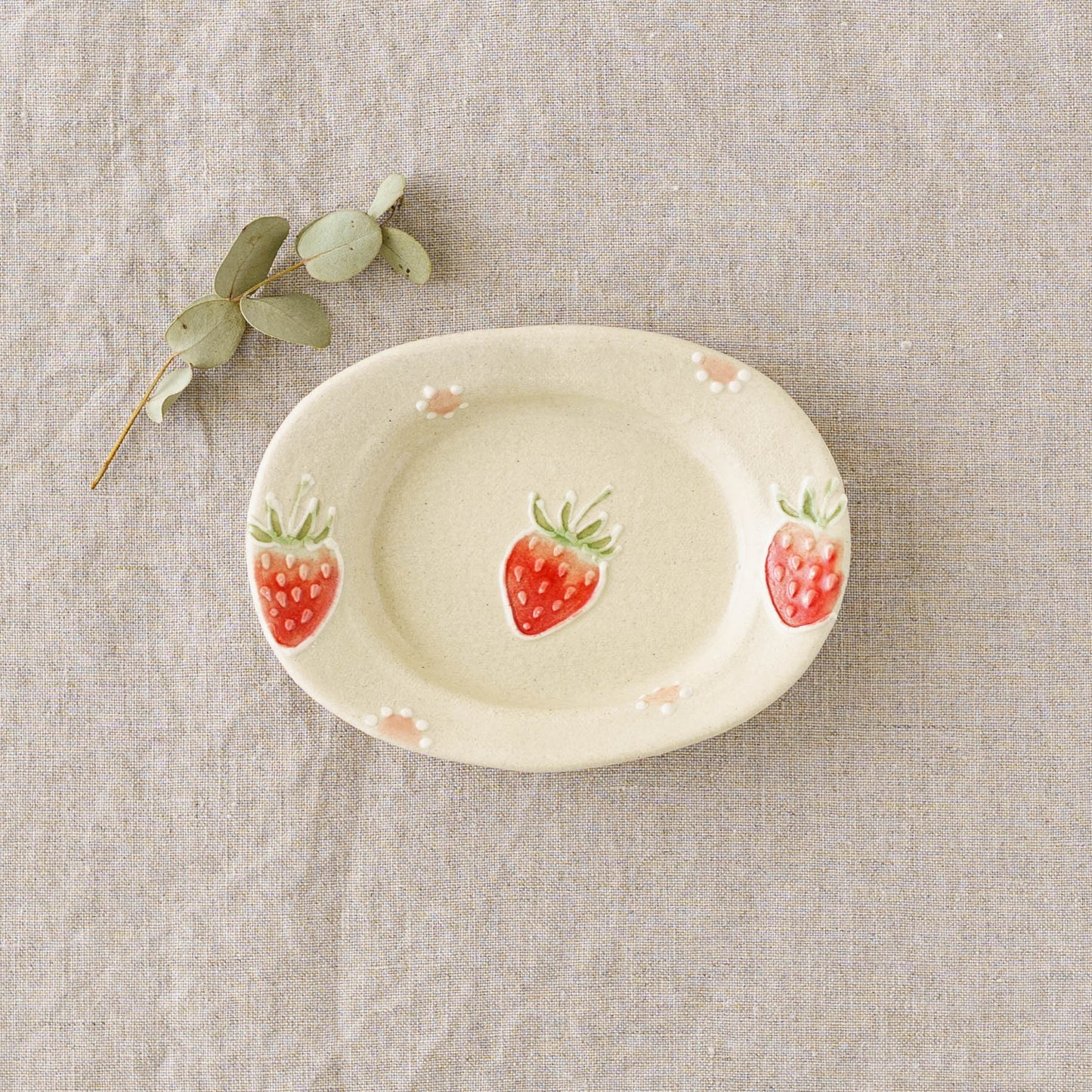 リムあり　オーバル豆皿　苺ドット｜中村佳菜子