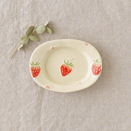 リムあり　オーバル豆皿　苺ドット｜中村佳菜子