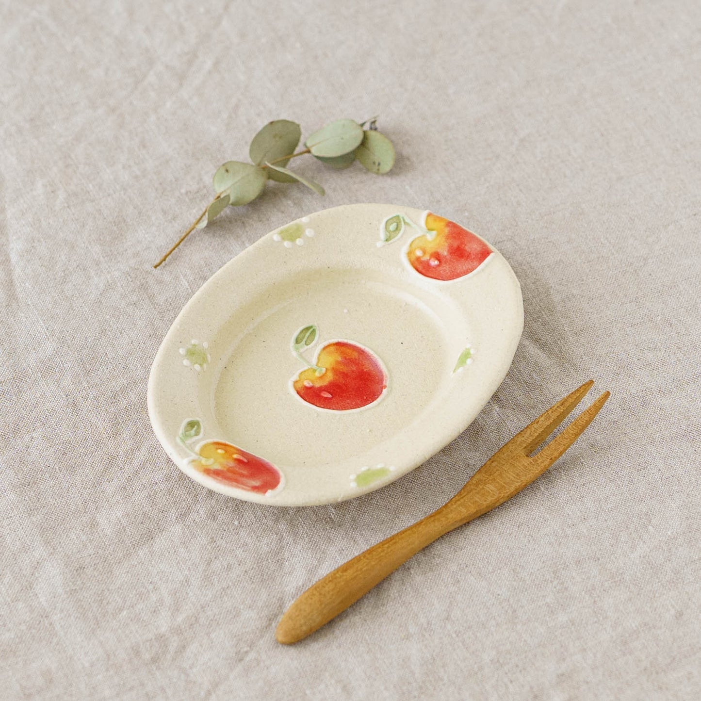 リムあり　オーバル豆皿　アップルドット｜中村佳菜子