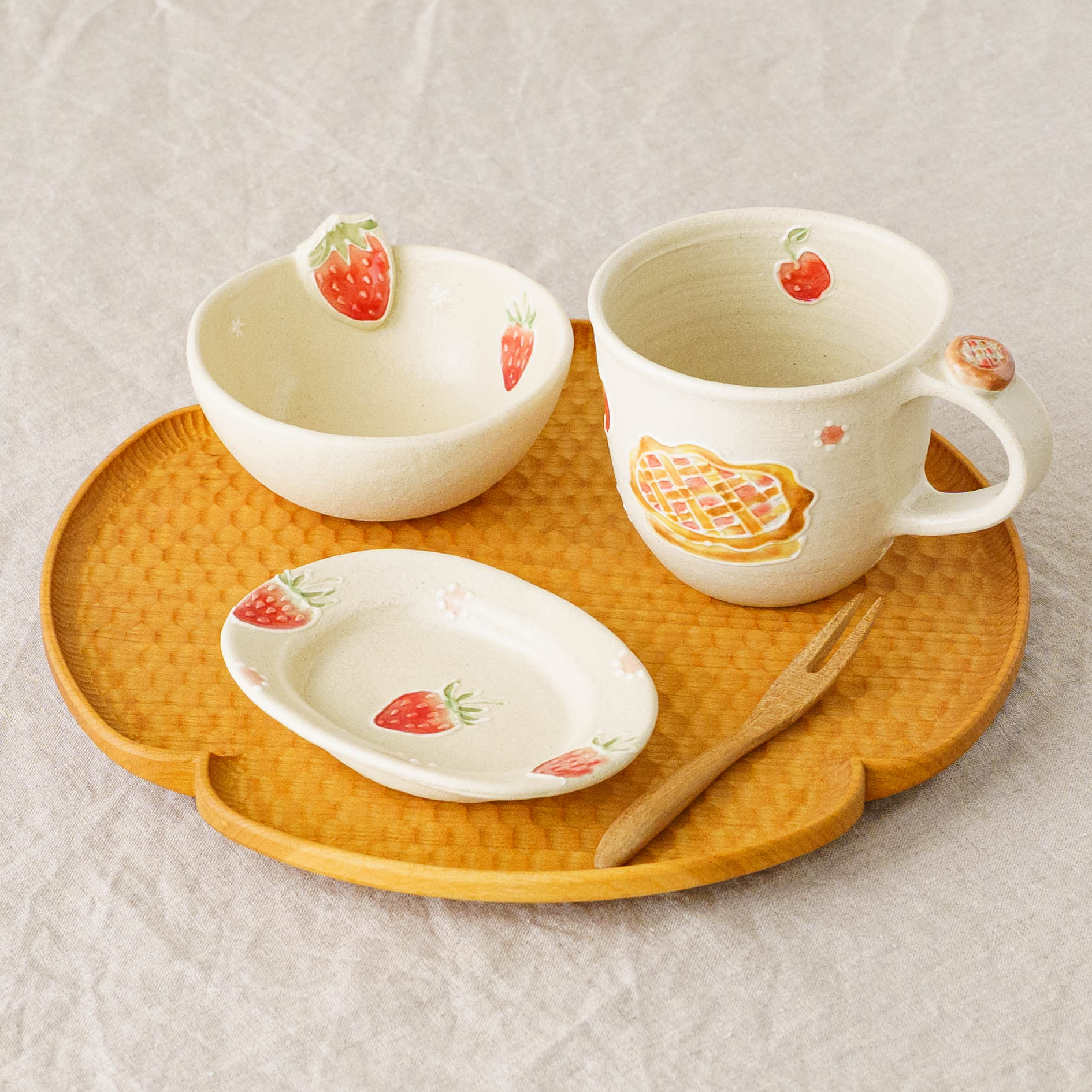 陶芸作家 中村佳菜子 リムあり オーバル豆皿 苺ドット｜窯元、作家