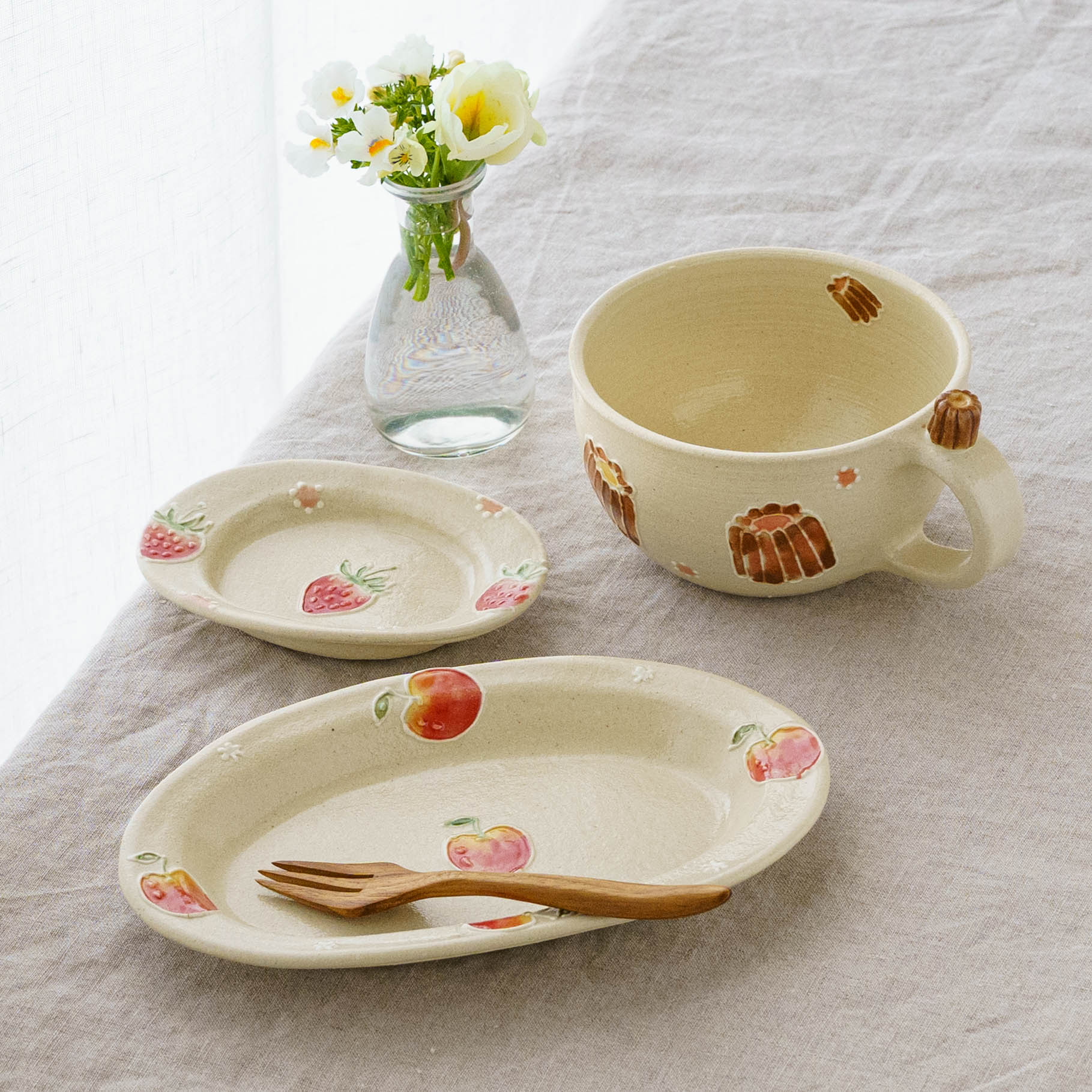 陶芸作家 中村佳菜子 リムあり オーバル豆皿 苺ドット｜窯元、作家