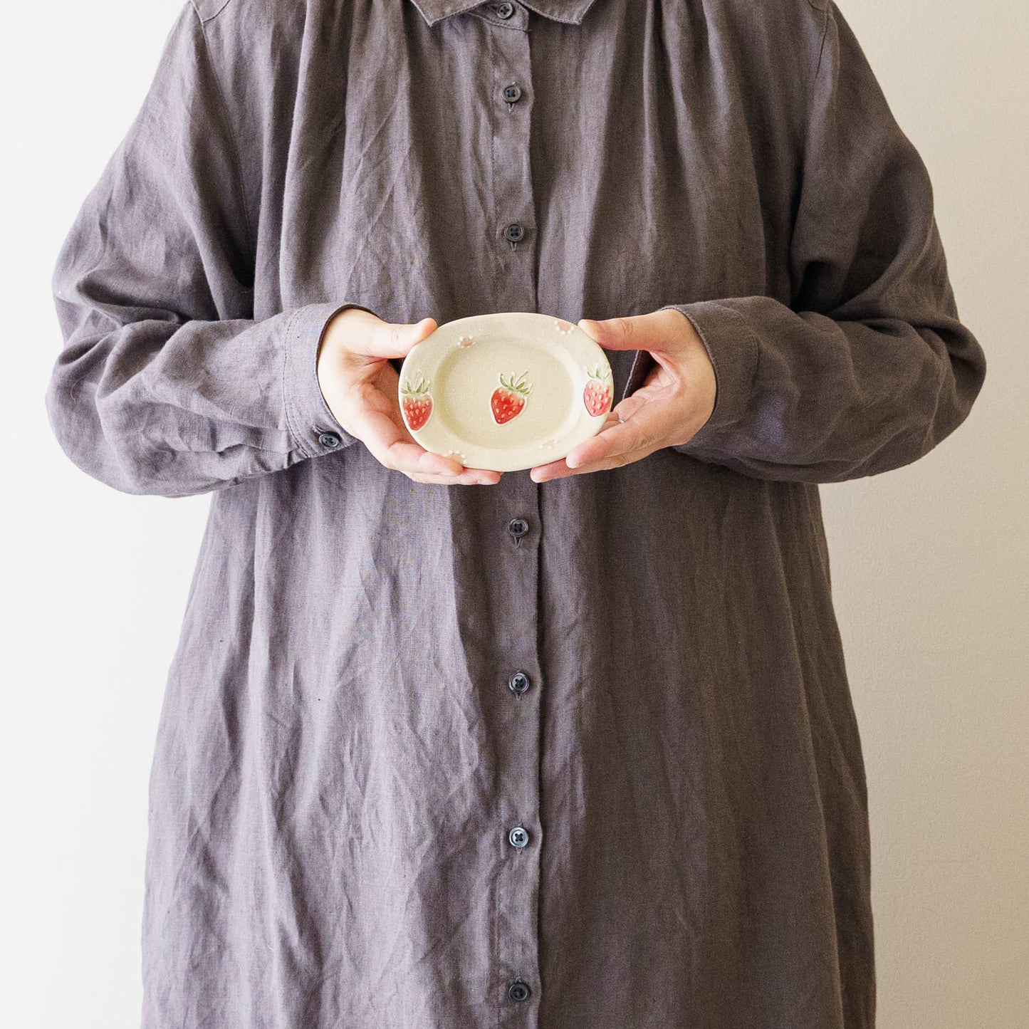 リムあり　オーバル豆皿　苺ドット｜中村佳菜子